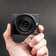 Imagen para el artículo titulado Esta es la cámara 4K más pequeña del mundo con objetivo intercambiable